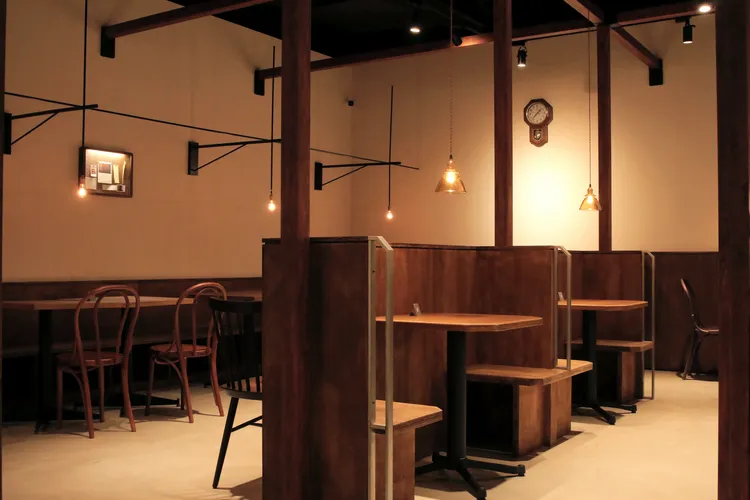 訂製復古圓桌、方桌搭配經典歐風餐椅的2至4人用餐區。業者提供