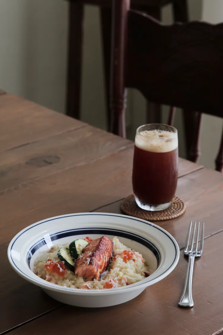 新品奶油白醬鮭魚親子燉飯450元。業者提供