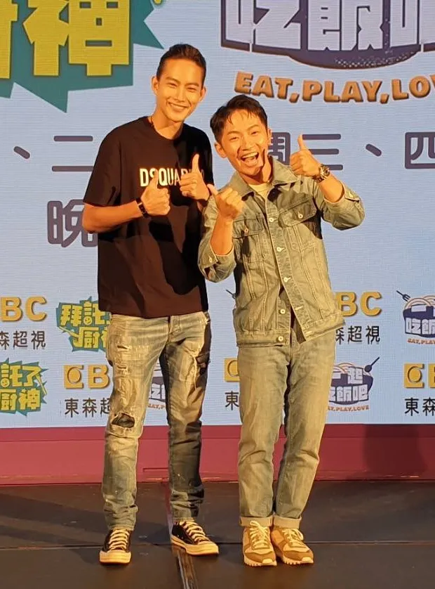 張庭瑚（左）和蔡昌憲搭檔主持新節目。張瑞振攝