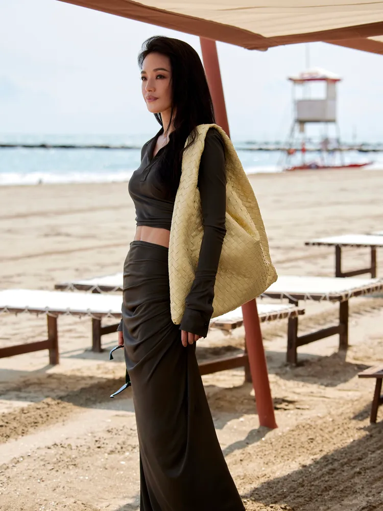 舒淇日前在威尼斯海灘搶先背上BOTTEGA VENETA全新HOP包。品牌提供