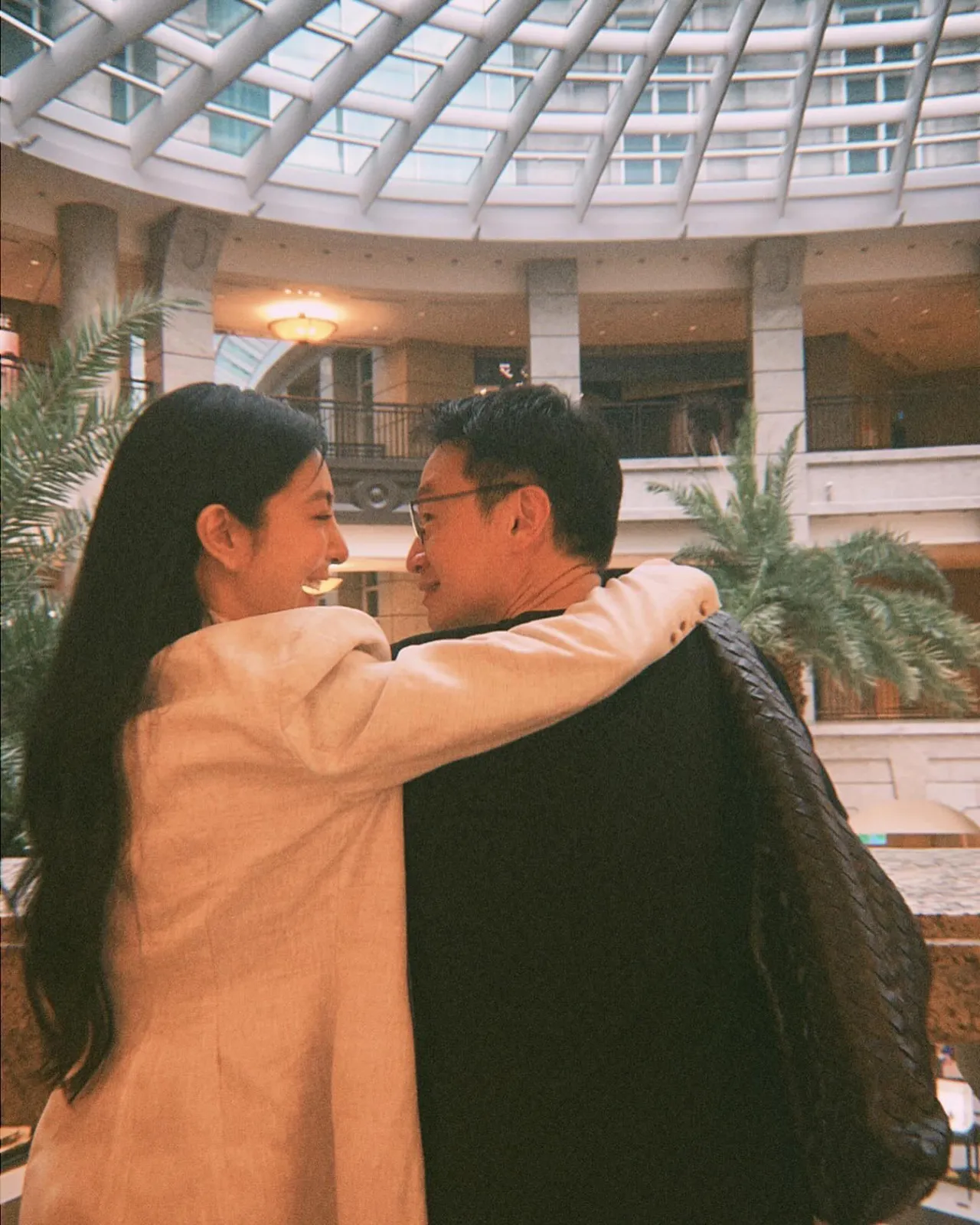 楊謹華(左)和老公Ben曬包兼放閃。翻攝楊謹華IG