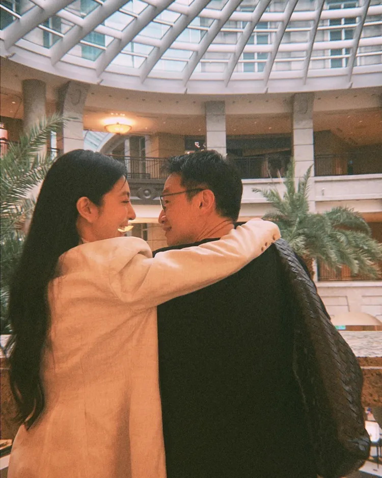 楊謹華（左）和老公Ben曬包兼放閃。翻攝楊謹華IG