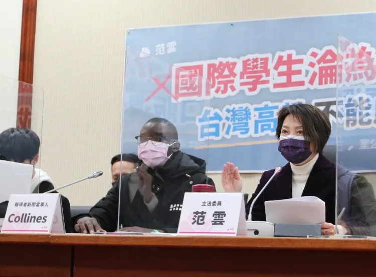 Collines（左）與立委范雲（右）去年召開記者會，說明在中州科大遭遇的慘況。范雲辦公室提供