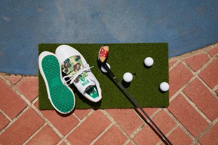 鞋款以BAPE著名的ABC CAMO迷彩圖案呈現。品牌提供