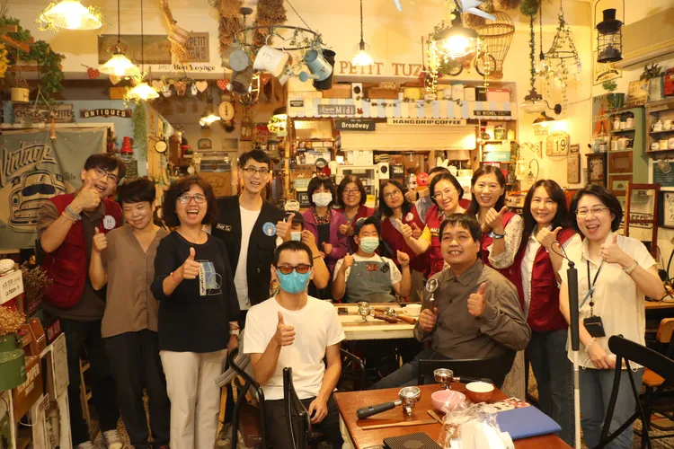 社會局副局長許秀能（左3）專程到小兔子為視障者加油鼓勵。社會局提供