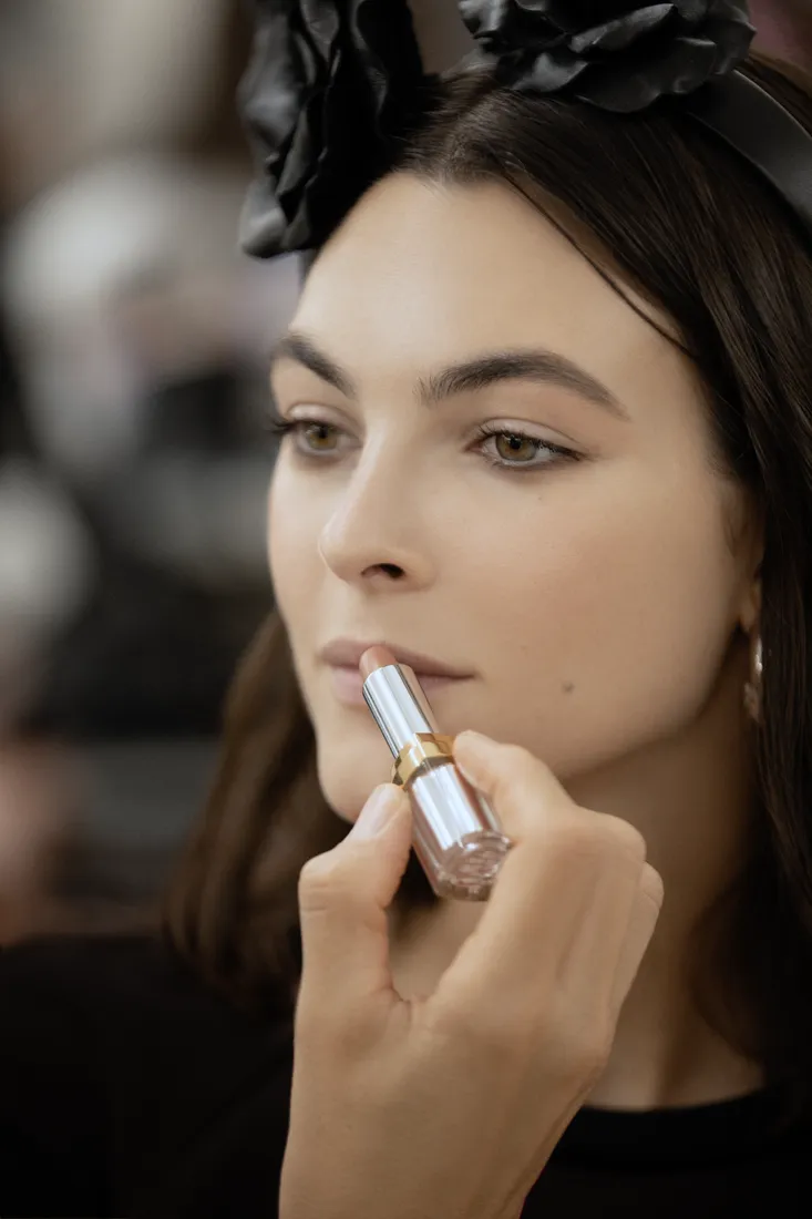 秀上Model也使用了康朋街31號唇膏。品牌提供