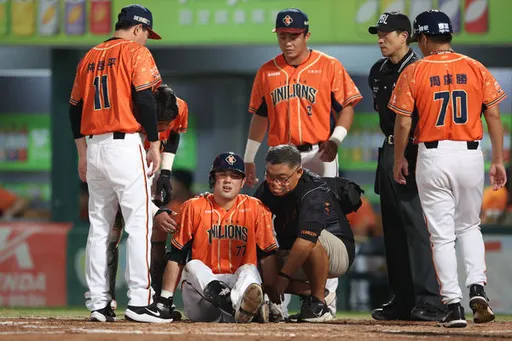 統一獅大危機!林安可自打球擊中左膝被隊友背下場 傷情曝光