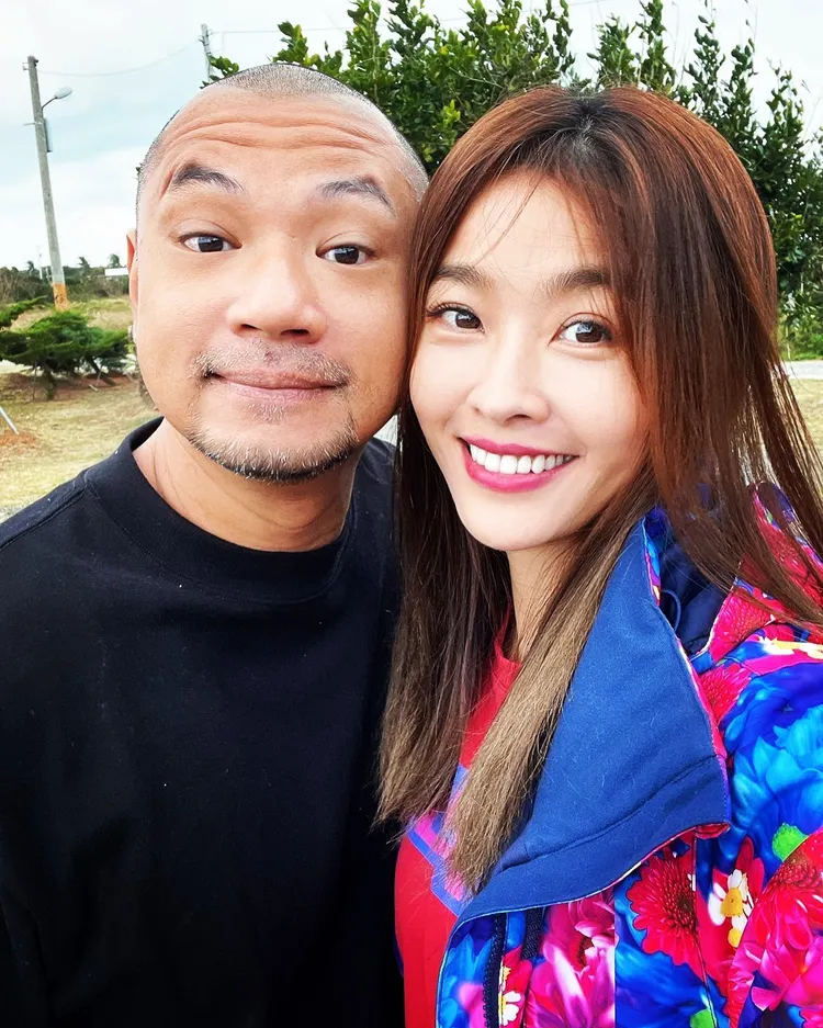 金剛和小嫻交往時，兩人愛的高調。翻攝自金剛臉書