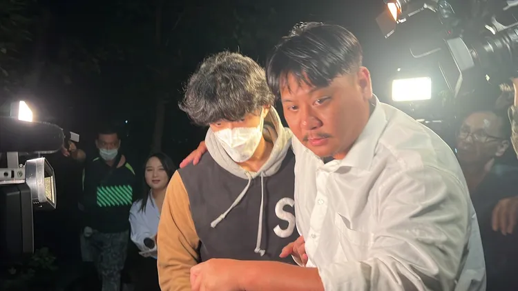 吳季穎交保後在友人陪同下離去。陳彩玲攝