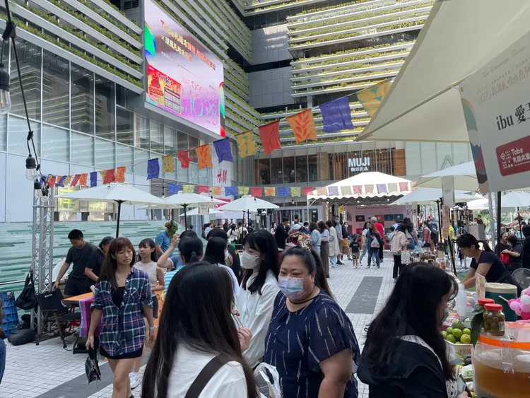 新產品發表會吸引許多民眾參觀。校方提供