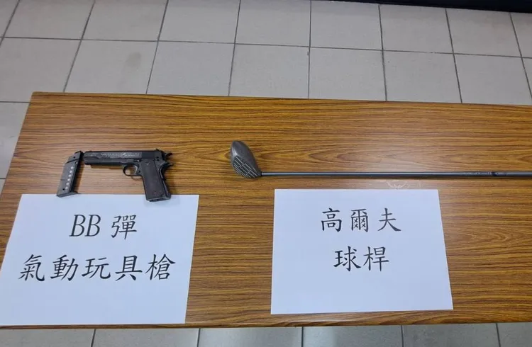警方查扣玩具槍和高爾夫球桿。蘆竹警分局提供