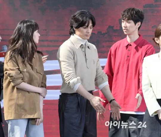 金智勳（中）被安排站在全鐘瑞（左）、李忠炫中間，被虧「不會看臉色」。翻攝inews24