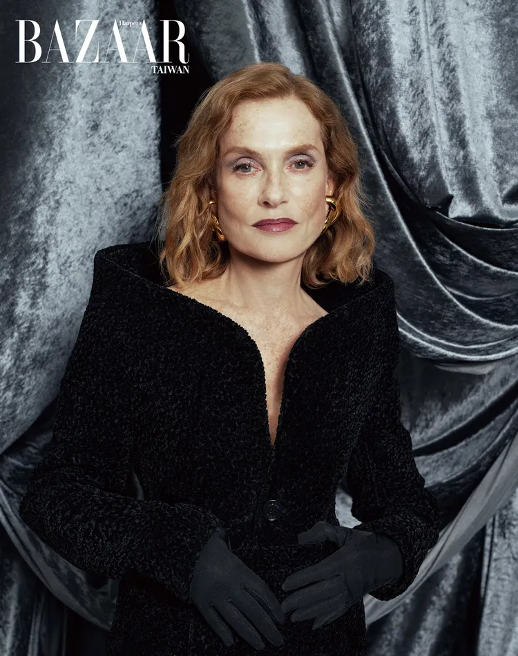 Isabelle Huppert拍攝《Harper’s BAZAAR》封面。《Harper’s BAZAAR》國際中文版提供