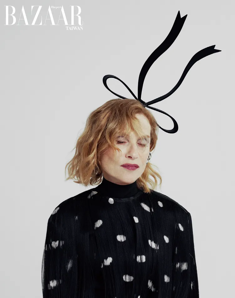 Isabelle Huppert拍攝《Harper’s BAZAAR》封面。《Harper’s BAZAAR》國際中文版提供