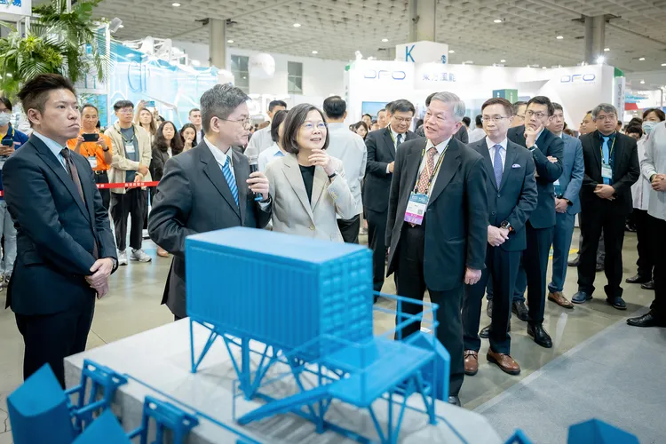 蔡英文參觀展區攤位。總統府提供