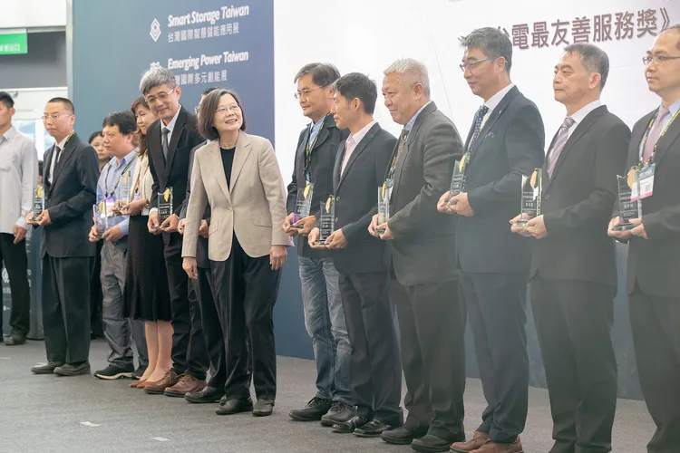 蔡英文頒發「推廣太陽光電最友善服務獎」予獲獎者及單位代表。府提供