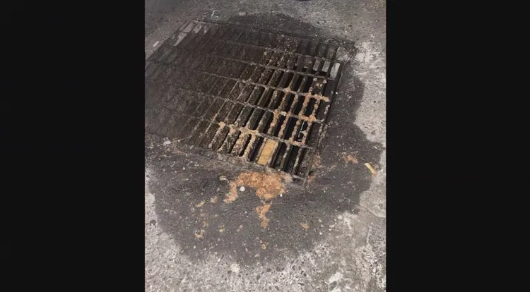 Toyz拍攝到疑似新竹超派炸雞店員在水溝倒廢油的畫面。翻攝自YT頻道Toyz