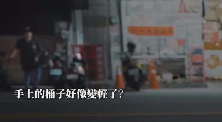 店員折返時「手上的鍋子好像變輕了」。翻攝自YT頻道Toyz