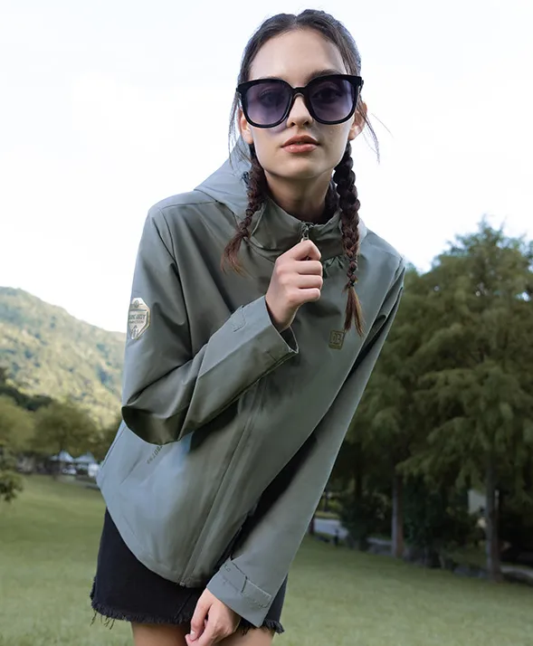 許多機車族不約而同穿著台灣機能服飾品牌ONEBOY的外套。翻攝《ONE BOY》官網