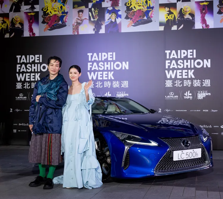 薛仕凌（右）攜手林予晞（左）一同現身台北時裝周閉幕大秀。台北時裝周提供