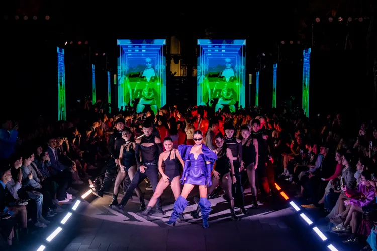 蔡詩芸換上一身葡萄紫套裝。台北時裝周提供