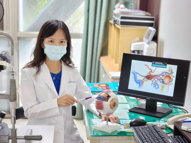 豐原醫院眼科醫師呂姿瑢說，眼睛紅不一定是結膜炎，眼壓高也未必是青光眼，必須進一步檢查。豐原醫院提供