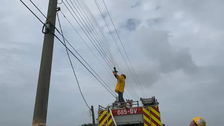 嘉義縣政府支援消防車協助清洗礙子，希望能盡快讓完成復電。翻攝畫面