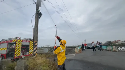 嘉義縣有風無雨也停電!這原因釀電桿火花 消防車支援協助清洗