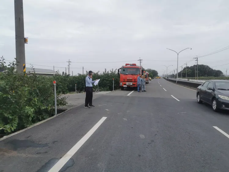 嘉義縣政府支援消防車協助清洗礙子，希望能盡快讓完成復電。翻攝畫面