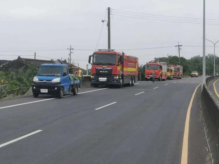 嘉義縣政府支援消防車協助清洗礙子，希望能盡快讓完成復電。翻攝畫面