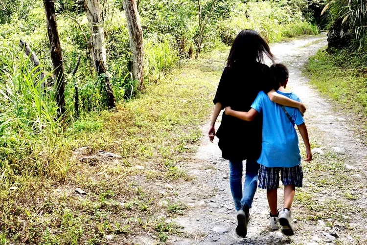 圖為劉子銓童年時與趙小僑合照。翻攝趙小僑臉書