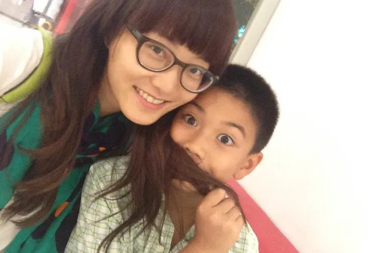 圖為劉子銓童年時與趙小僑合照。翻攝趙小僑臉書