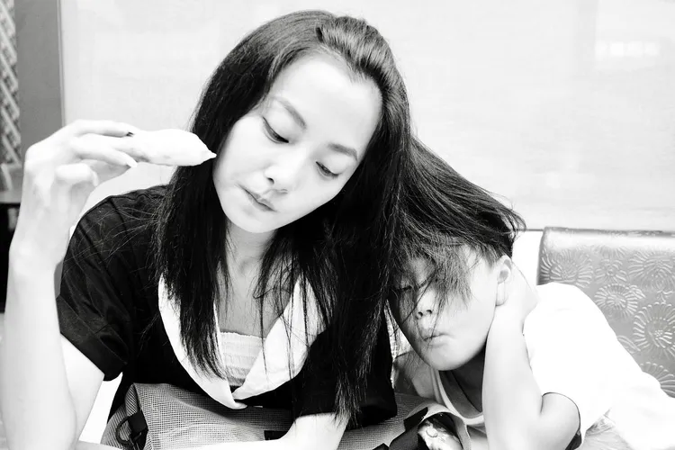 網友說：「看著小喬一路疼愛銓銓，真是值了！」圖為劉子銓童年時與趙小僑合照。翻攝趙小僑臉書