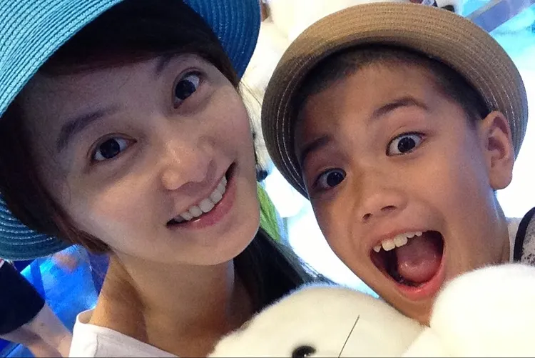 圖為劉子銓童年時與趙小僑合照。翻攝趙小僑臉書