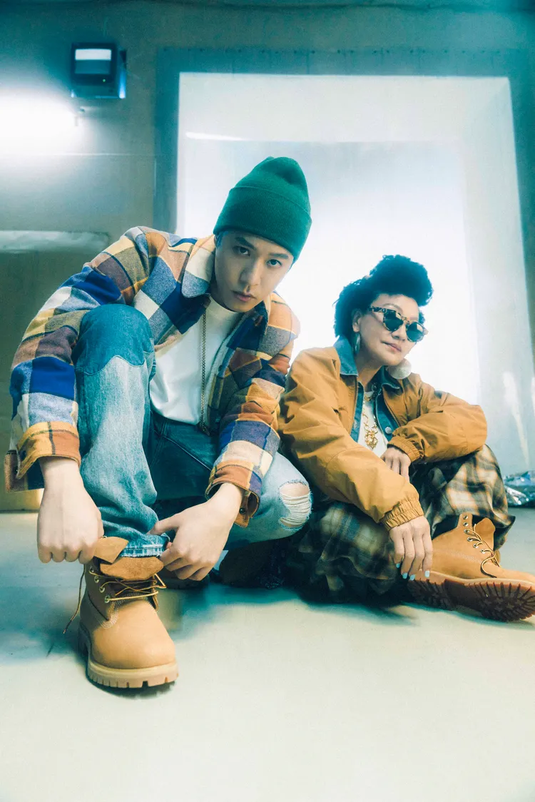 2人穿上Timberland經典款黃靴。品牌提供