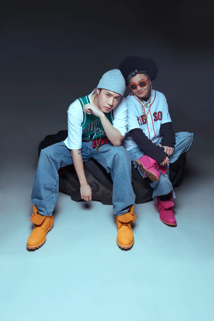 周湯豪（左）稱媽媽的造型是「日本潮妹」。品牌提供