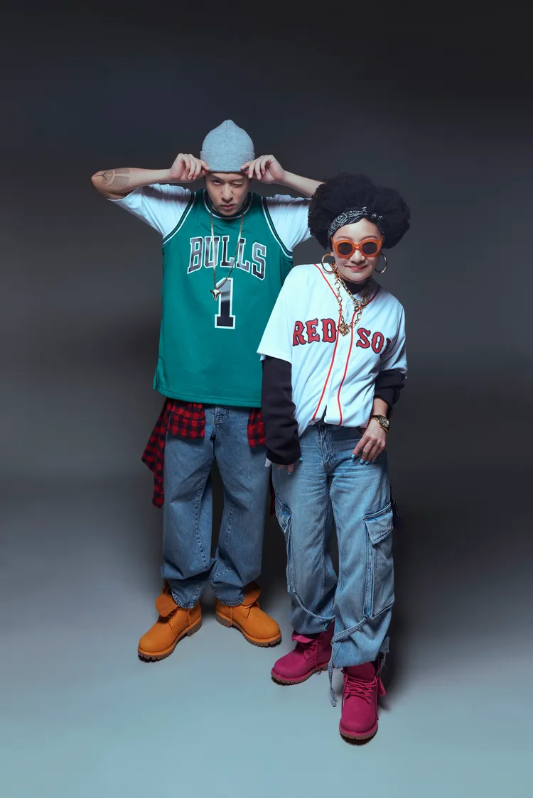 周湯豪（左）與比莉姐演繹Timberland 50周年特別款彩色靴。品牌提供