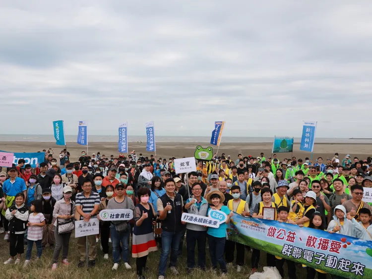 逾8百人參加淨灘活動。新竹市府提供