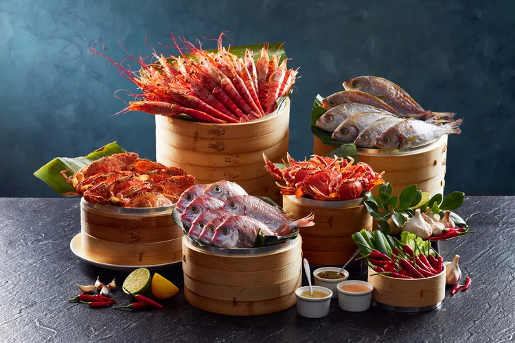 50樓Cafe蒸籠區推出各式海鮮，包含天天供應的天使紅蝦，以及視到貨情形輪替供應的清蒸魚蟹，像是(左至右)梭子蟹、盤仔魚、牛蹄蟹和黃雞魚。業者提供