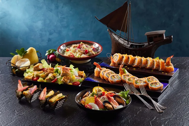 50樓Cafe開胃料理，自右上順時針方向依序為炸蝦花壽司、和風橙醋海鮮沙拉、龍蝦沙拉手卷、日式南蠻漬雞肉、鮪魚柚子肉佐胡椒油醋。業者提供