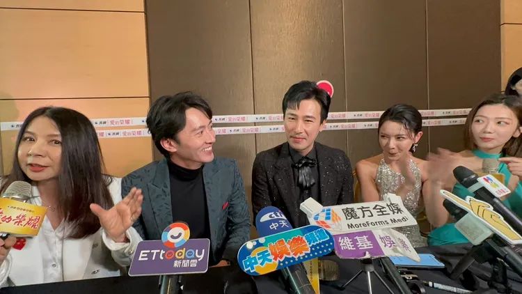 《愛的榮耀》製作人王珮華（左起）很盡責的爆馬俊麟的料。趙大智攝