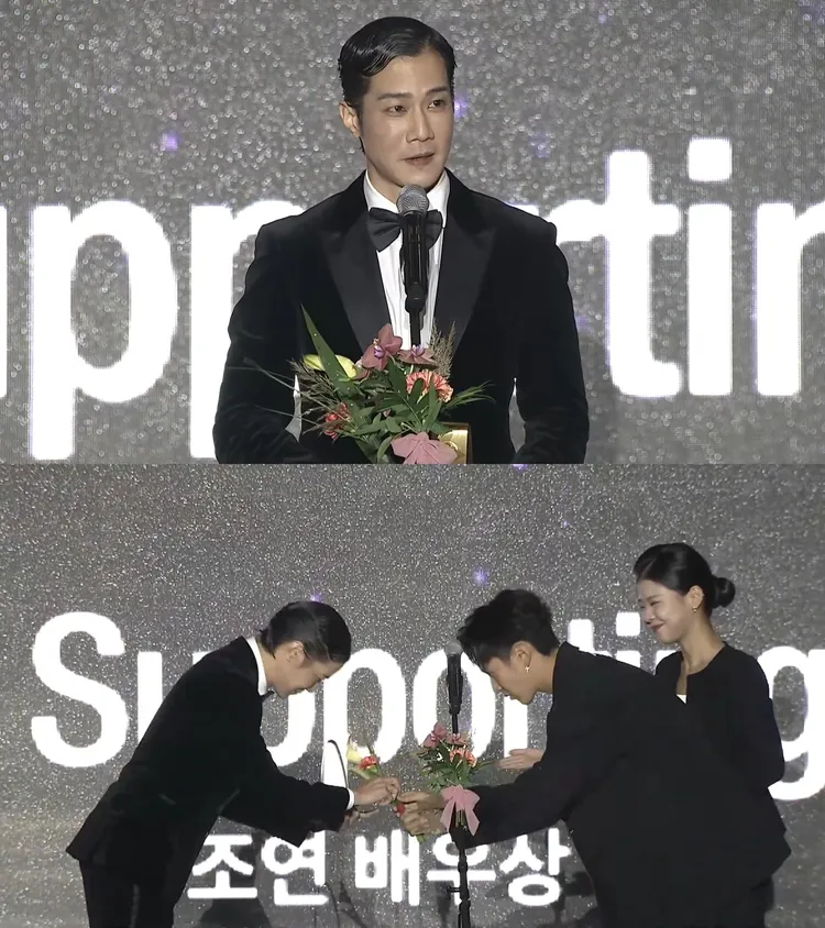 薛仕凌從柯震東手中，接過男配角獎座。翻攝BIFF YouTube