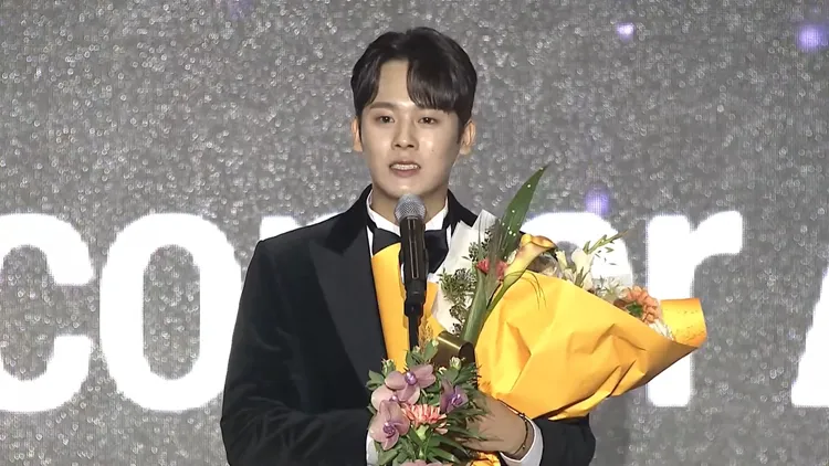 李正河因演出《MOVING》的「奉皙」增胖30公斤，獲頒男新人。翻攝BIFF YouTube