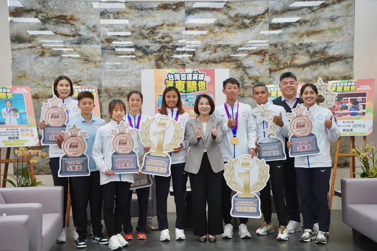 周春米縣長接見屏東亞運奪牌英雄。縣府提供