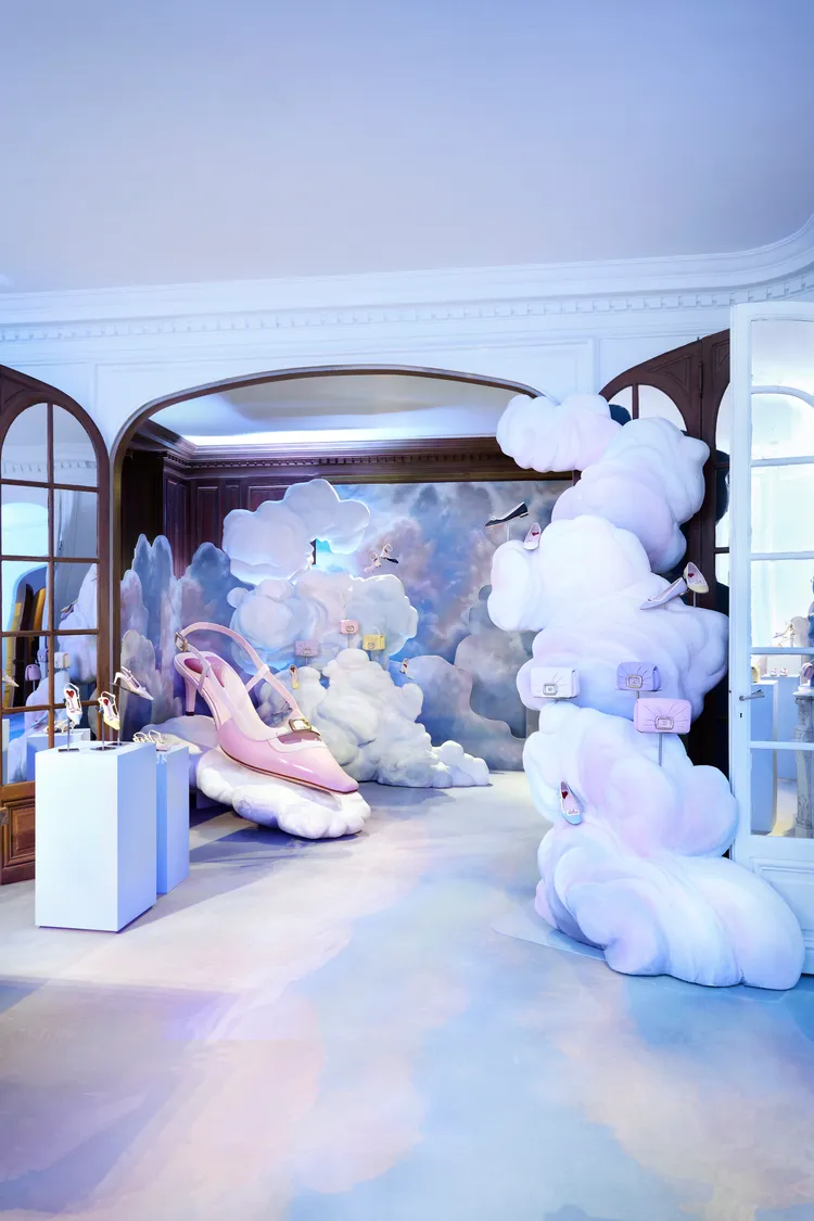 The Shape Of Lightness光之形展廳佈滿雕塑感雲朵。品牌提供