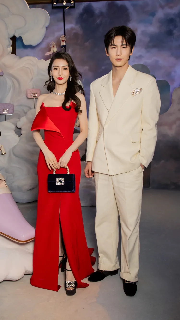 Angelababy（左）攜手張凌赫（右）一同欣賞Roger Vivier 2024的春夏系列。品牌提供