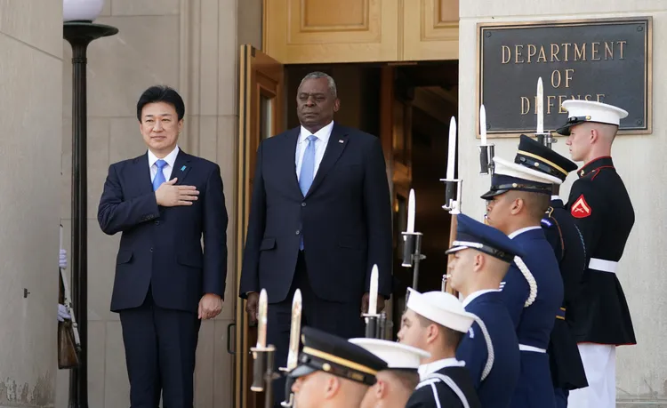 日本防衛大臣木原稔（左）與美國防長奧斯汀。路透社