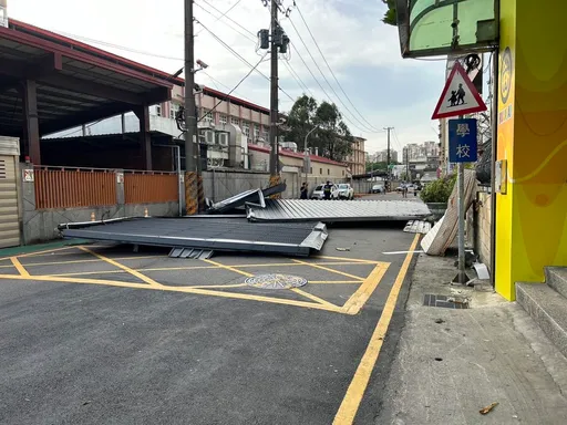小犬變大野狼！桃園鐵皮屋遭吹掀畫面曝光　網驚：旁邊就是國小