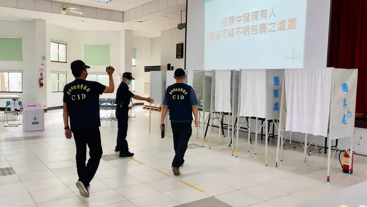 現場模擬投票所遭置放可疑包裹。王志弘攝