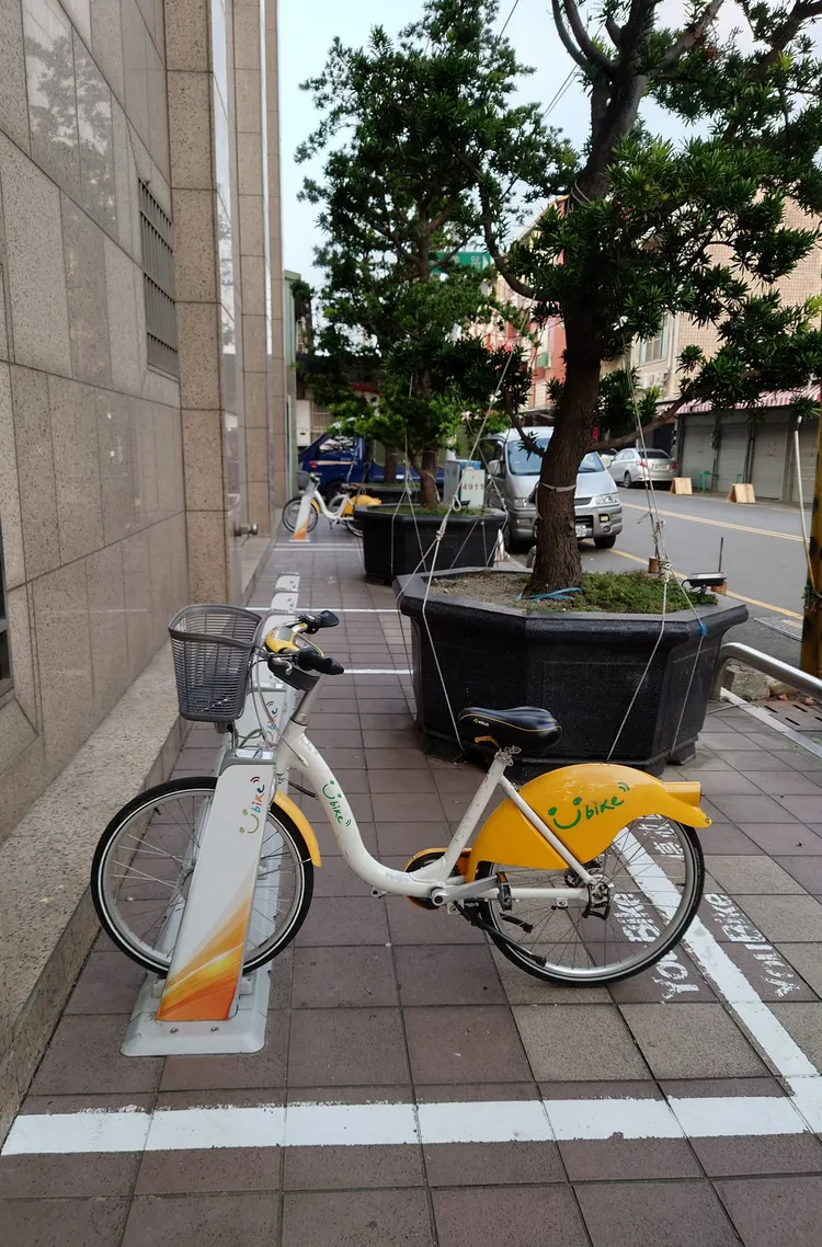 有網友見狀，特地白天去朝聖該處Ubike站點現況。翻攝自臉書「路上觀察學院」